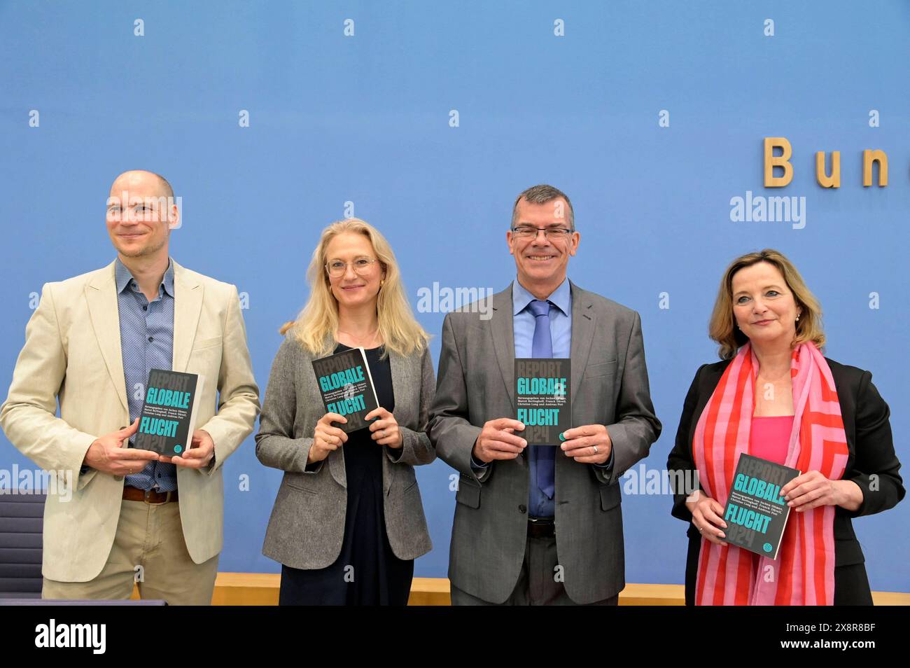 Benjamin Etzold, Julia Leininger, Franck Düvell und Petra Bendel bei der Bundespressekonferenz Report Globale Flucht 2024 im Haus der Bundespressekonferenz. Berlin, *** Benjamin Etzold, Julia Leininger, Franck Düvell und Petra Bendel auf der Bundespressekonferenz Bericht Global Flight 2024 im Haus der Bundespressekonferenz Berlin, Foto:XF.xKernx/xFuturexImagex flucht 4516 Stockfoto