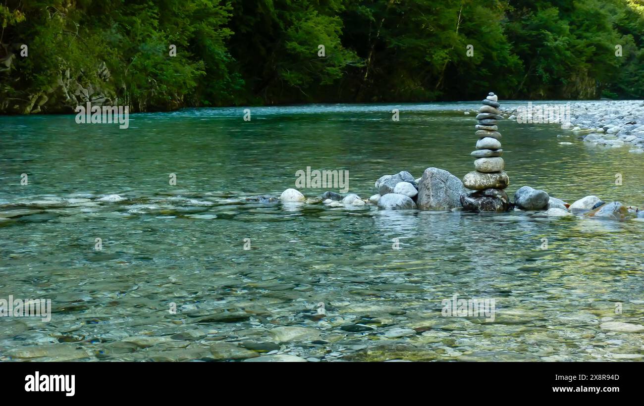 Zen-Steine auf der Flussseite Stockfoto