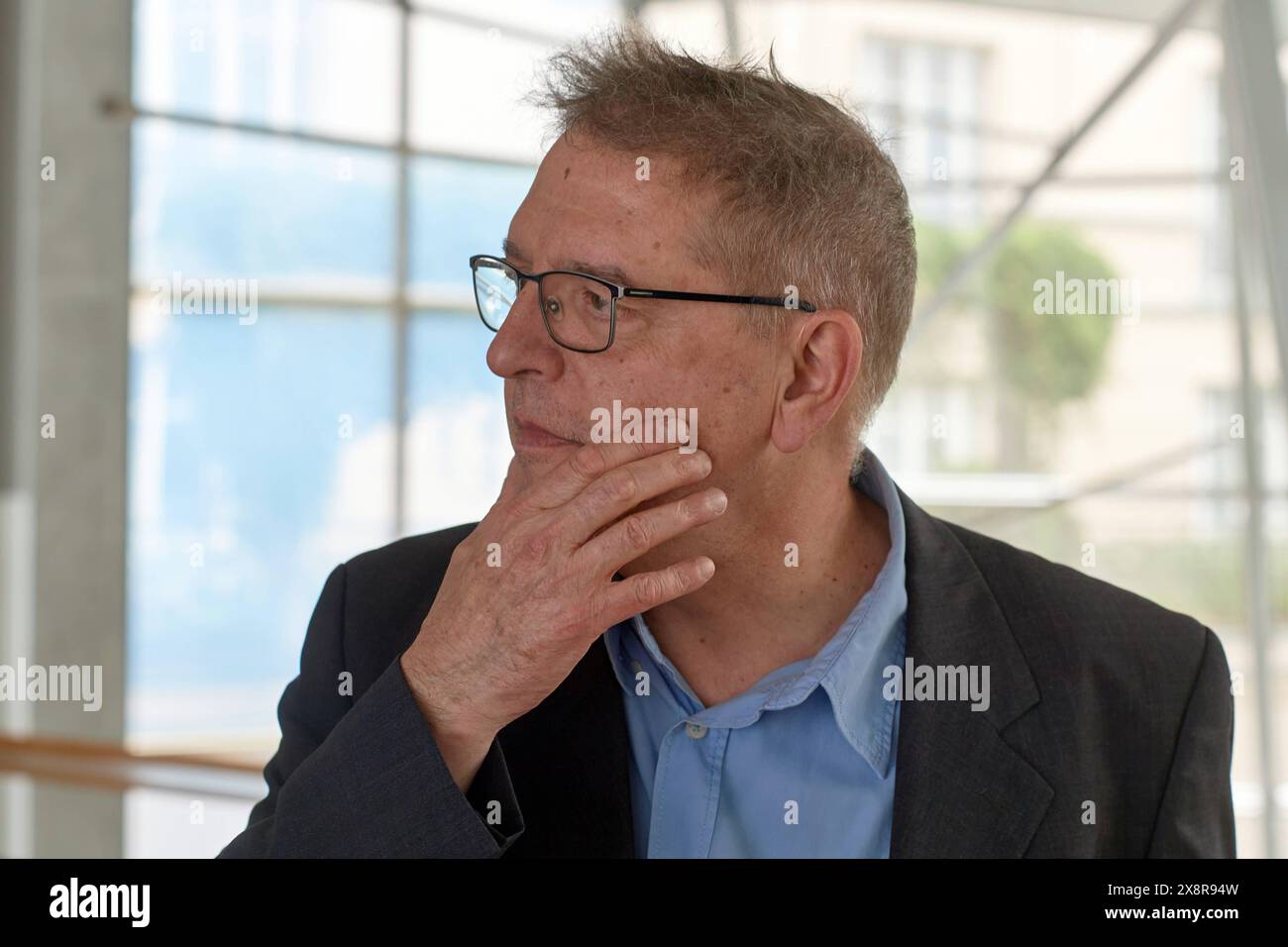 Fototermin zur Vorstellung des neuen Praesidenten der Akademie der Kuenste, Manos Tsangaris Foto vom 27.05.2024. Die Akademie der Kuenste hatte auf ihrer 62. Mitgliederversammlung am 25.05.2024 in Berlin den Komponisten Manos Tsangaris zum Praesidenten und den Architekturpublizisten Anh-Linh NGO zum Vizepraesidenten gewaehlt. Die im Jahre 1696 gegruendete Akademie der Kuenste in Berlin zaehlt zu den aeltesten europaeischen Kulturinstituten. Sie ist eine internationale Gemeinschaft von Kuenstlerinnen und Kuenstlern. In den sechs Sektionen bildende Kunst, Baukunst, Musik, Literatur, Darstellende Stockfoto