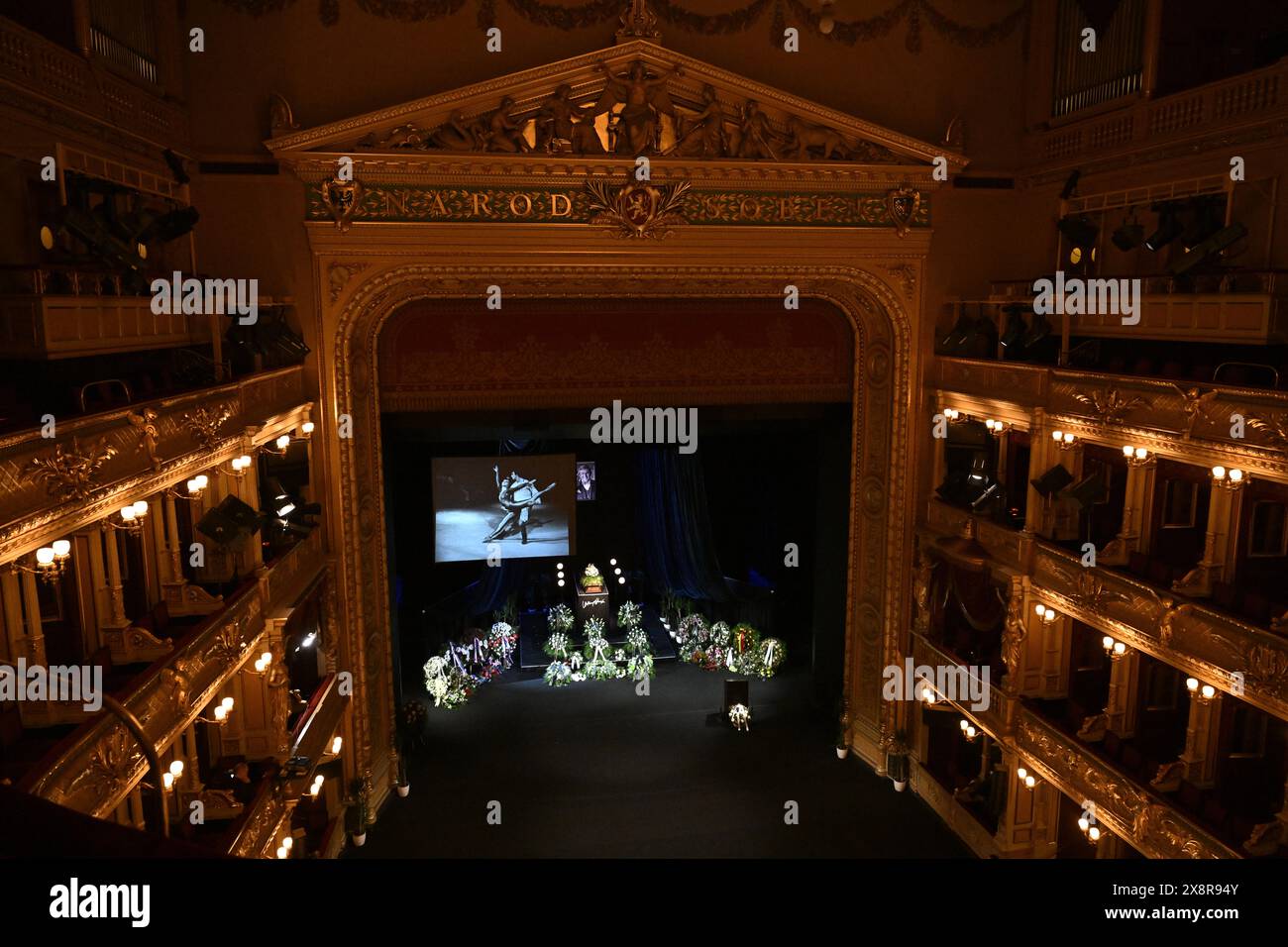 Letzter Abschied von dem bekannten tschechischen Tänzer, Schauspieler und Lehrer Vlastimil Harapes, der am 15. Mai 2024 im Alter von 77 Jahren in Prag starb. Harapes war lange Zeit Solist beim ND Ballet Ensemble und leitete es später als künstlerischer Leiter. 2016 wurde er in die National Theatre Hall of Fame aufgenommen. Während seiner mehr als 20 Jahre als Tänzer spielte er in männlichen Hauptrollen in praktisch allen Produktionen des Repertoires der ND. Er trat als Gast auf ausländischen Bühnen auf, unter anderem in Deutschland, Frankreich, Belgien und den Niederlanden. 2012 erhielt Harapes den Thalia Prize for Stockfoto