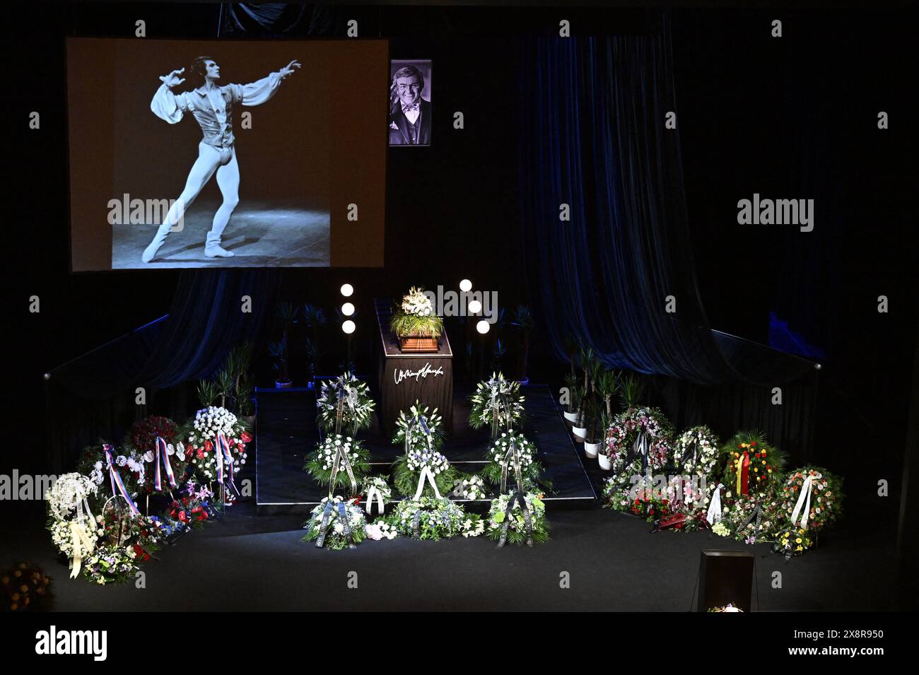 Letzter Abschied von dem bekannten tschechischen Tänzer, Schauspieler und Lehrer Vlastimil Harapes, der am 15. Mai 2024 im Alter von 77 Jahren in Prag starb. Harapes war lange Zeit Solist beim ND Ballet Ensemble und leitete es später als künstlerischer Leiter. 2016 wurde er in die National Theatre Hall of Fame aufgenommen. Während seiner mehr als 20 Jahre als Tänzer spielte er in männlichen Hauptrollen in praktisch allen Produktionen des Repertoires der ND. Er trat als Gast auf ausländischen Bühnen auf, unter anderem in Deutschland, Frankreich, Belgien und den Niederlanden. 2012 erhielt Harapes den Thalia Prize for Stockfoto