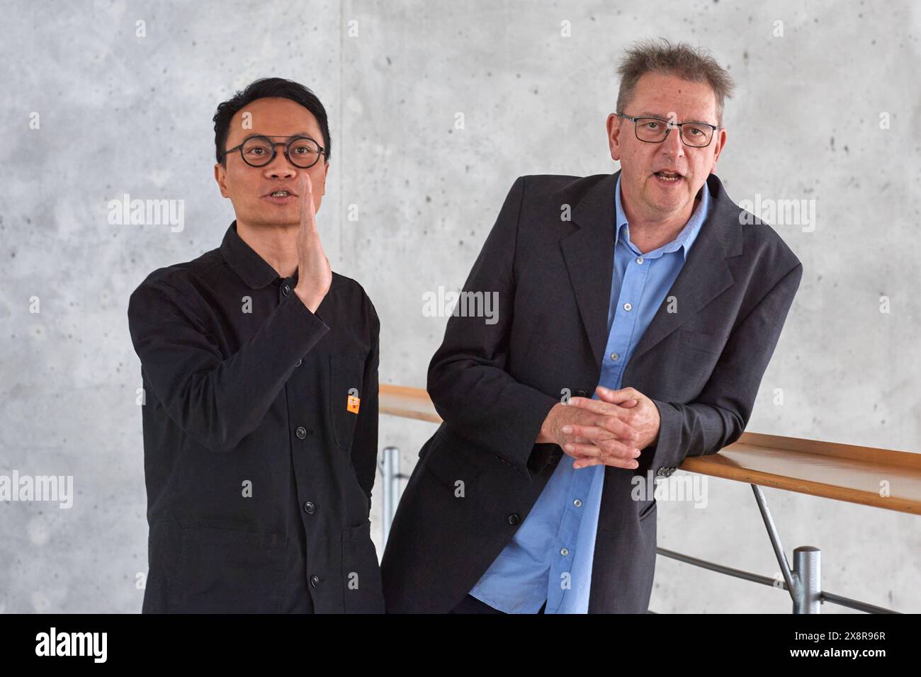 Fototermin zur Vorstellung der neuen Praesidenten der Akademie der Kuenste, Manos Tsangaris r und Anh-Linh NGO l, Vizepräsident Foto vom 27.05.2024. Die Akademie der Kuenste hatte auf ihrer 62. Mitgliederversammlung am 25.05.2024 in Berlin den Komponisten Manos Tsangaris zum Praesidenten und den Architekturpublizisten Anh-Linh NGO zum Vizepraesidenten gewaehlt. Die im Jahre 1696 gegruendete Akademie der Kuenste in Berlin zaehlt zu den aeltesten europaeischen Kulturinstituten. Sie ist eine internationale Gemeinschaft von Kuenstlerinnen und Kuenstlern. In den sechs Sektionen bildende Kunst, Bau Stockfoto