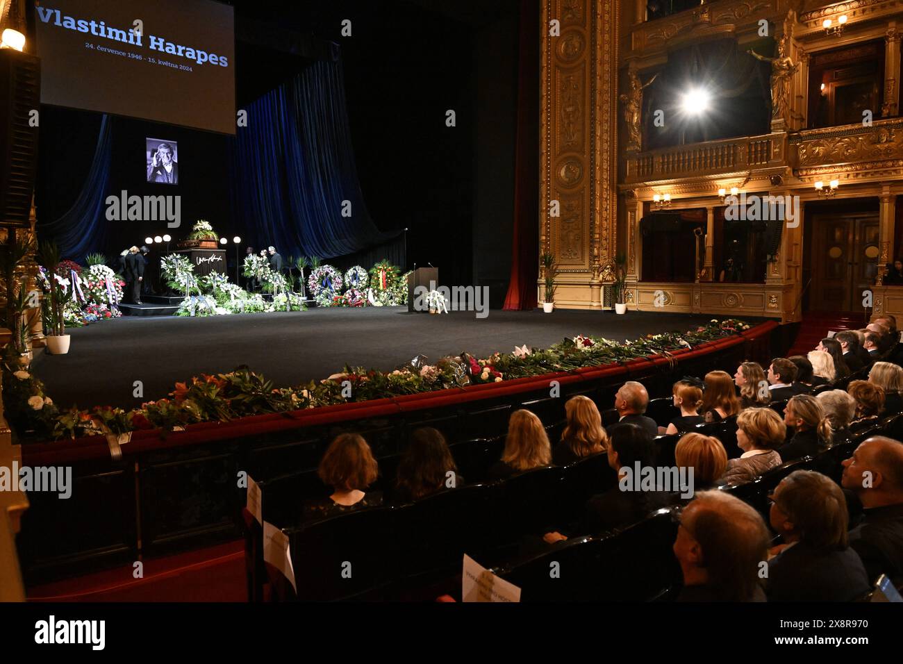Letzter Abschied von dem bekannten tschechischen Tänzer, Schauspieler und Lehrer Vlastimil Harapes, der am 15. Mai 2024 im Alter von 77 Jahren in Prag starb. Harapes war lange Zeit Solist beim ND Ballet Ensemble und leitete es später als künstlerischer Leiter. 2016 wurde er in die National Theatre Hall of Fame aufgenommen. Während seiner mehr als 20 Jahre als Tänzer spielte er in männlichen Hauptrollen in praktisch allen Produktionen des Repertoires der ND. Er trat als Gast auf ausländischen Bühnen auf, unter anderem in Deutschland, Frankreich, Belgien und den Niederlanden. 2012 erhielt Harapes den Thalia Prize for Stockfoto