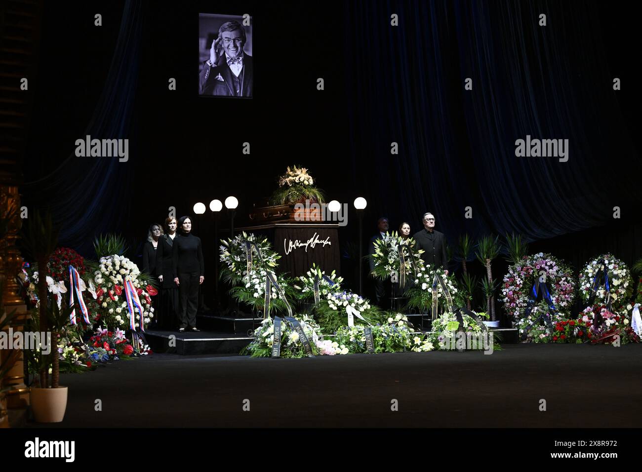 Letzter Abschied von dem bekannten tschechischen Tänzer, Schauspieler und Lehrer Vlastimil Harapes, der am 15. Mai 2024 im Alter von 77 Jahren in Prag starb. Harapes war lange Zeit Solist beim ND Ballet Ensemble und leitete es später als künstlerischer Leiter. 2016 wurde er in die National Theatre Hall of Fame aufgenommen. Während seiner mehr als 20 Jahre als Tänzer spielte er in männlichen Hauptrollen in praktisch allen Produktionen des Repertoires der ND. Er trat als Gast auf ausländischen Bühnen auf, unter anderem in Deutschland, Frankreich, Belgien und den Niederlanden. 2012 erhielt Harapes den Thalia Prize for Stockfoto