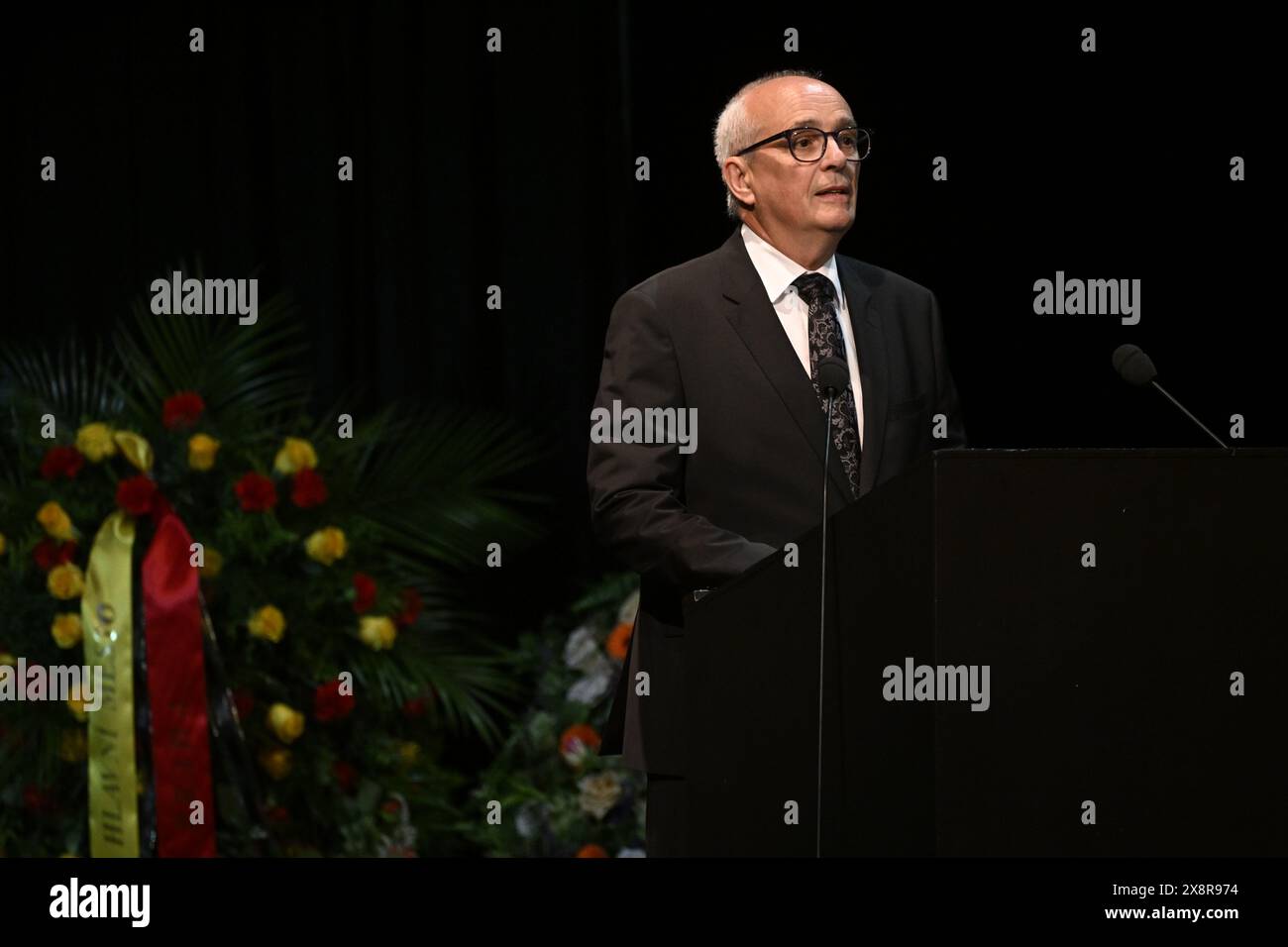 Letzter Abschied von dem bekannten tschechischen Tänzer, Schauspieler und Lehrer Vlastimil Harapes, der am 15. Mai 2024 im Alter von 77 Jahren in Prag starb. Harapes war lange Zeit Solist beim ND Ballet Ensemble und leitete es später als künstlerischer Leiter. 2016 wurde er in die National Theatre Hall of Fame aufgenommen. Während seiner mehr als 20 Jahre als Tänzer spielte er in männlichen Hauptrollen in praktisch allen Produktionen des Repertoires der ND. Er trat als Gast auf ausländischen Bühnen auf, unter anderem in Deutschland, Frankreich, Belgien und den Niederlanden. 2012 erhielt Harapes den Thalia Prize for Stockfoto
