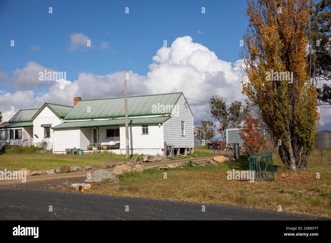 Wollomombi Village in der Nähe von Armidale und Waterfall Way in der Region New England, ländliches Dorf mit herbstlicher Baumfarbe, NSW, Australien Stockfoto