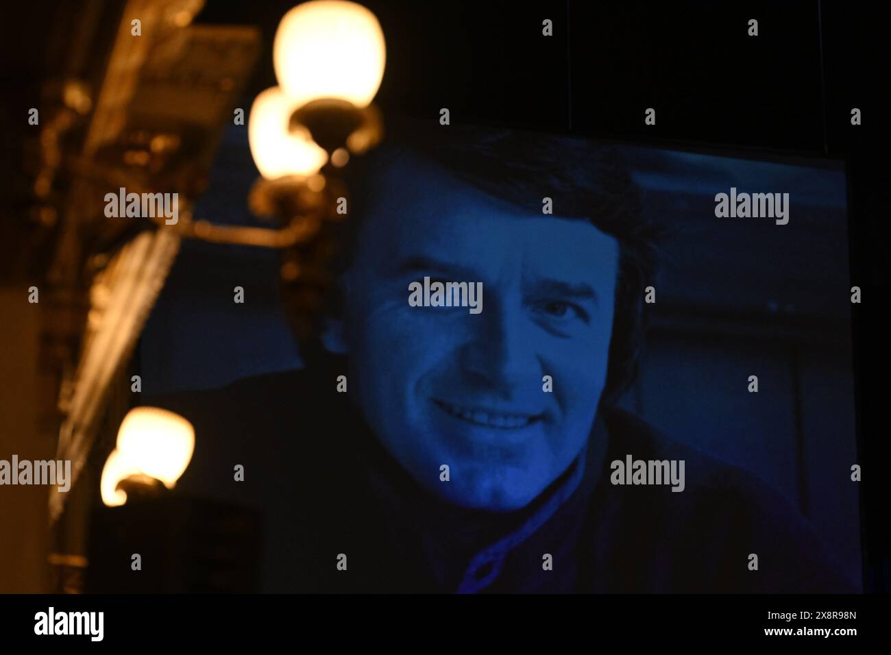 Letzter Abschied von dem bekannten tschechischen Tänzer, Schauspieler und Lehrer Vlastimil Harapes, der am 15. Mai 2024 im Alter von 77 Jahren in Prag starb. Harapes war lange Zeit Solist beim ND Ballet Ensemble und leitete es später als künstlerischer Leiter. 2016 wurde er in die National Theatre Hall of Fame aufgenommen. Während seiner mehr als 20 Jahre als Tänzer spielte er in männlichen Hauptrollen in praktisch allen Produktionen des Repertoires der ND. Er trat als Gast auf ausländischen Bühnen auf, unter anderem in Deutschland, Frankreich, Belgien und den Niederlanden. 2012 erhielt Harapes den Thalia Prize for Stockfoto