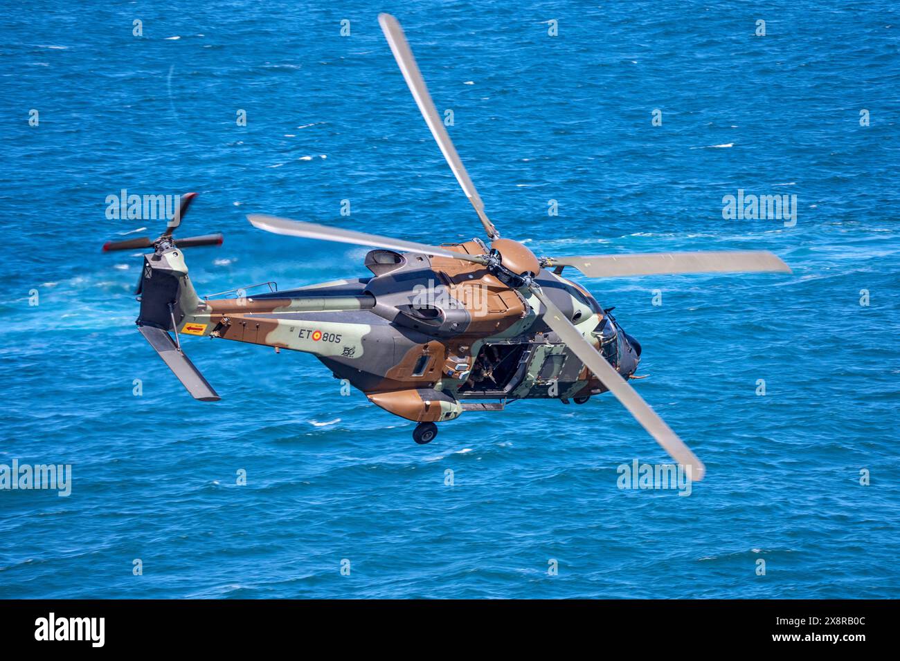 Hubschrauber EC665 Tigre der spanischen Armee, der über die Bucht von Gijon in Asturien fliegt. Stockfoto