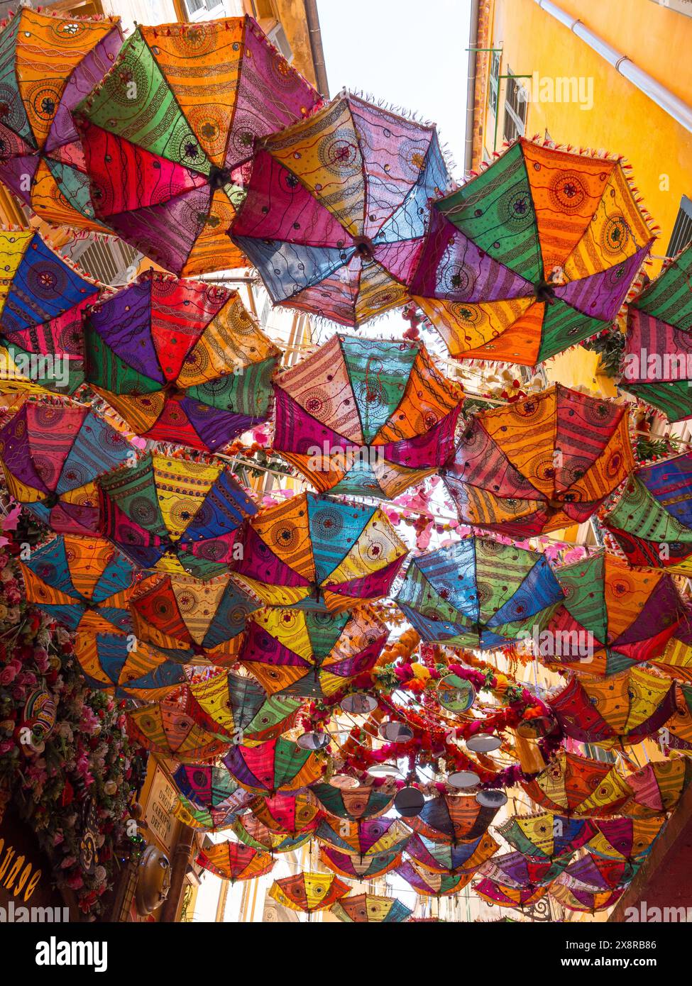 Bunte Regenschirme über einem Weg der Verbündeten in der Altstadt von Nizza, Frankreich Stockfoto