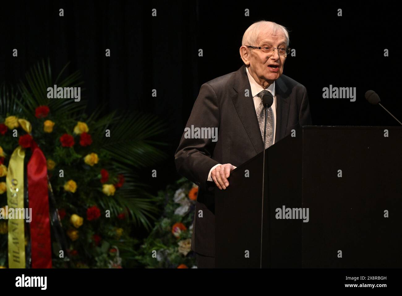 Letzter Abschied von dem bekannten tschechischen Tänzer, Schauspieler und Lehrer Vlastimil Harapes, der am 15. Mai 2024 im Alter von 77 Jahren in Prag starb. Harapes war lange Zeit Solist beim ND Ballet Ensemble und leitete es später als künstlerischer Leiter. 2016 wurde er in die National Theatre Hall of Fame aufgenommen. Während seiner mehr als 20 Jahre als Tänzer spielte er in männlichen Hauptrollen in praktisch allen Produktionen des Repertoires der ND. Er trat als Gast auf ausländischen Bühnen auf, unter anderem in Deutschland, Frankreich, Belgien und den Niederlanden. 2012 erhielt Harapes den Thalia Prize for Stockfoto