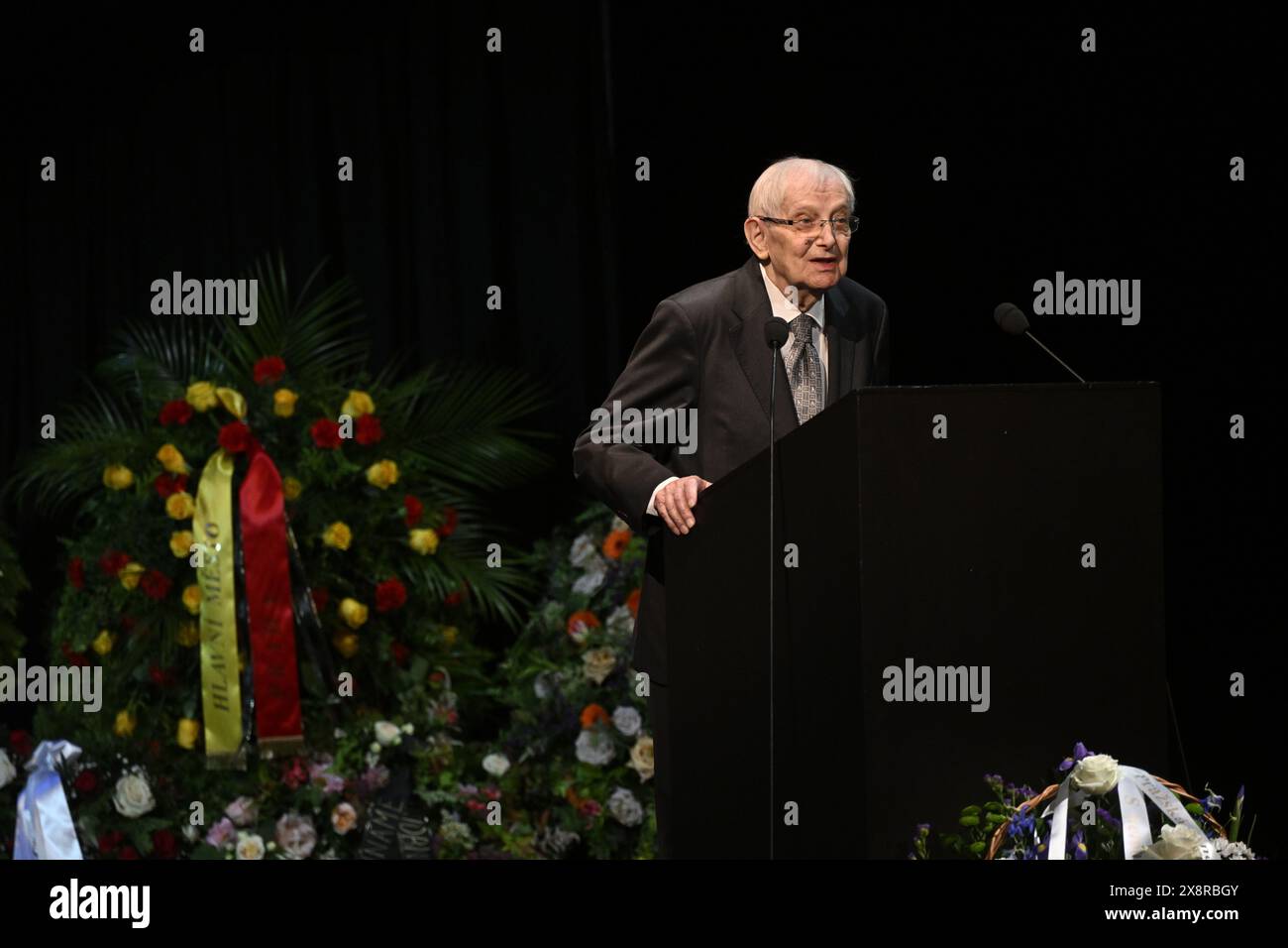 Letzter Abschied von dem bekannten tschechischen Tänzer, Schauspieler und Lehrer Vlastimil Harapes, der am 15. Mai 2024 im Alter von 77 Jahren in Prag starb. Harapes war lange Zeit Solist beim ND Ballet Ensemble und leitete es später als künstlerischer Leiter. 2016 wurde er in die National Theatre Hall of Fame aufgenommen. Während seiner mehr als 20 Jahre als Tänzer spielte er in männlichen Hauptrollen in praktisch allen Produktionen des Repertoires der ND. Er trat als Gast auf ausländischen Bühnen auf, unter anderem in Deutschland, Frankreich, Belgien und den Niederlanden. 2012 erhielt Harapes den Thalia Prize for Stockfoto