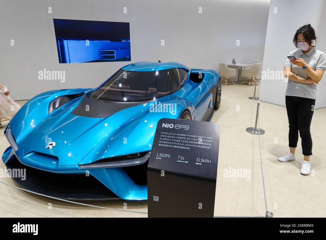 XI'AN, CHINA - 26. MAI 2024 - Bürger konsultieren den elektrischen Supersportwagen Nio EP9 in einem Einkaufszentrum in Xi'an, Provinz Shaanxi, China, 26. Mai 2024. Stockfoto