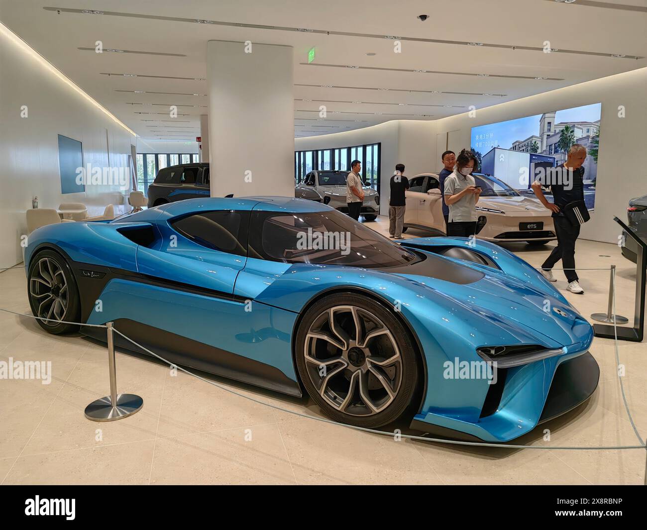 XI'AN, CHINA - 26. MAI 2024 - Bürger konsultieren den elektrischen Supersportwagen Nio EP9 in einem Einkaufszentrum in Xi'an, Provinz Shaanxi, China, 26. Mai 2024. Stockfoto