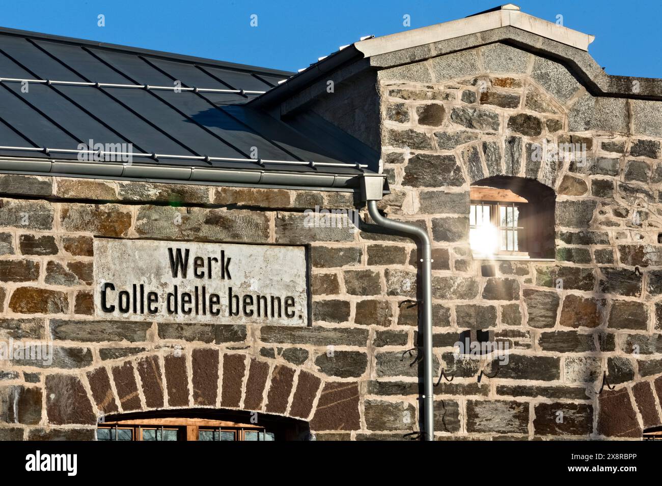 Fort Colle delle Benne: Die Fassade der Festung Habsburg mit dem Eingangsschild. Levico Terme, Trentino, Italien. Stockfoto