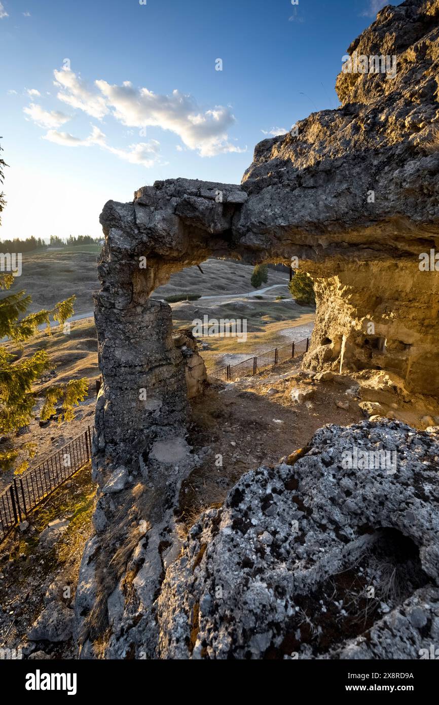 Fort Busa Verle: Sonnenuntergang über den Ruinen einer gepanzerten Position. Vezzena, Levico Terme, Trentino, Italien. Stockfoto