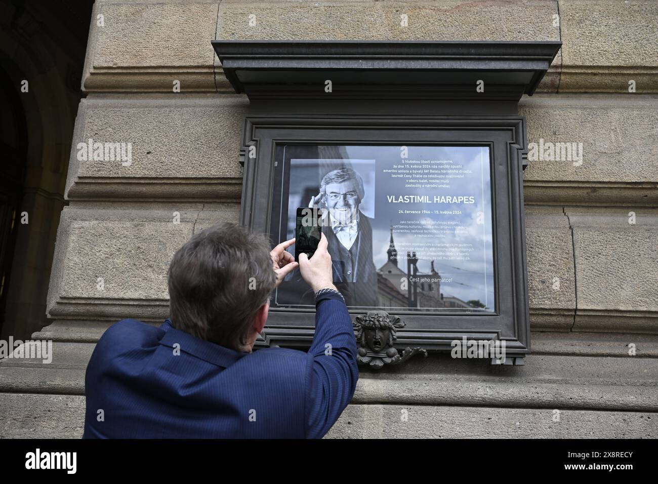 Letzter Abschied von dem bekannten tschechischen Tänzer, Schauspieler und Lehrer Vlastimil Harapes, der am 15. Mai 2024 im Alter von 77 Jahren in Prag starb. Harapes war lange Zeit Solist beim ND Ballet Ensemble und leitete es später als künstlerischer Leiter. 2016 wurde er in die National Theatre Hall of Fame aufgenommen. Während seiner mehr als 20 Jahre als Tänzer spielte er in männlichen Hauptrollen in praktisch allen Produktionen des Repertoires der ND. Er trat als Gast auf ausländischen Bühnen auf, unter anderem in Deutschland, Frankreich, Belgien und den Niederlanden. 2012 erhielt Harapes den Thalia Prize for Stockfoto