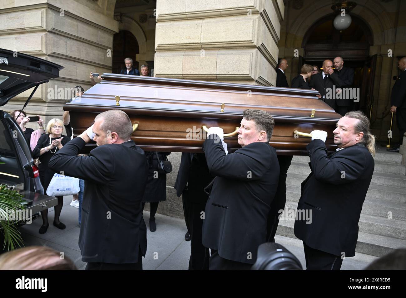 Letzter Abschied von dem bekannten tschechischen Tänzer, Schauspieler und Lehrer Vlastimil Harapes, der am 15. Mai 2024 im Alter von 77 Jahren in Prag starb. Harapes war lange Zeit Solist beim ND Ballet Ensemble und leitete es später als künstlerischer Leiter. 2016 wurde er in die National Theatre Hall of Fame aufgenommen. Während seiner mehr als 20 Jahre als Tänzer spielte er in männlichen Hauptrollen in praktisch allen Produktionen des Repertoires der ND. Er trat als Gast auf ausländischen Bühnen auf, unter anderem in Deutschland, Frankreich, Belgien und den Niederlanden. 2012 erhielt Harapes den Thalia Prize for Stockfoto