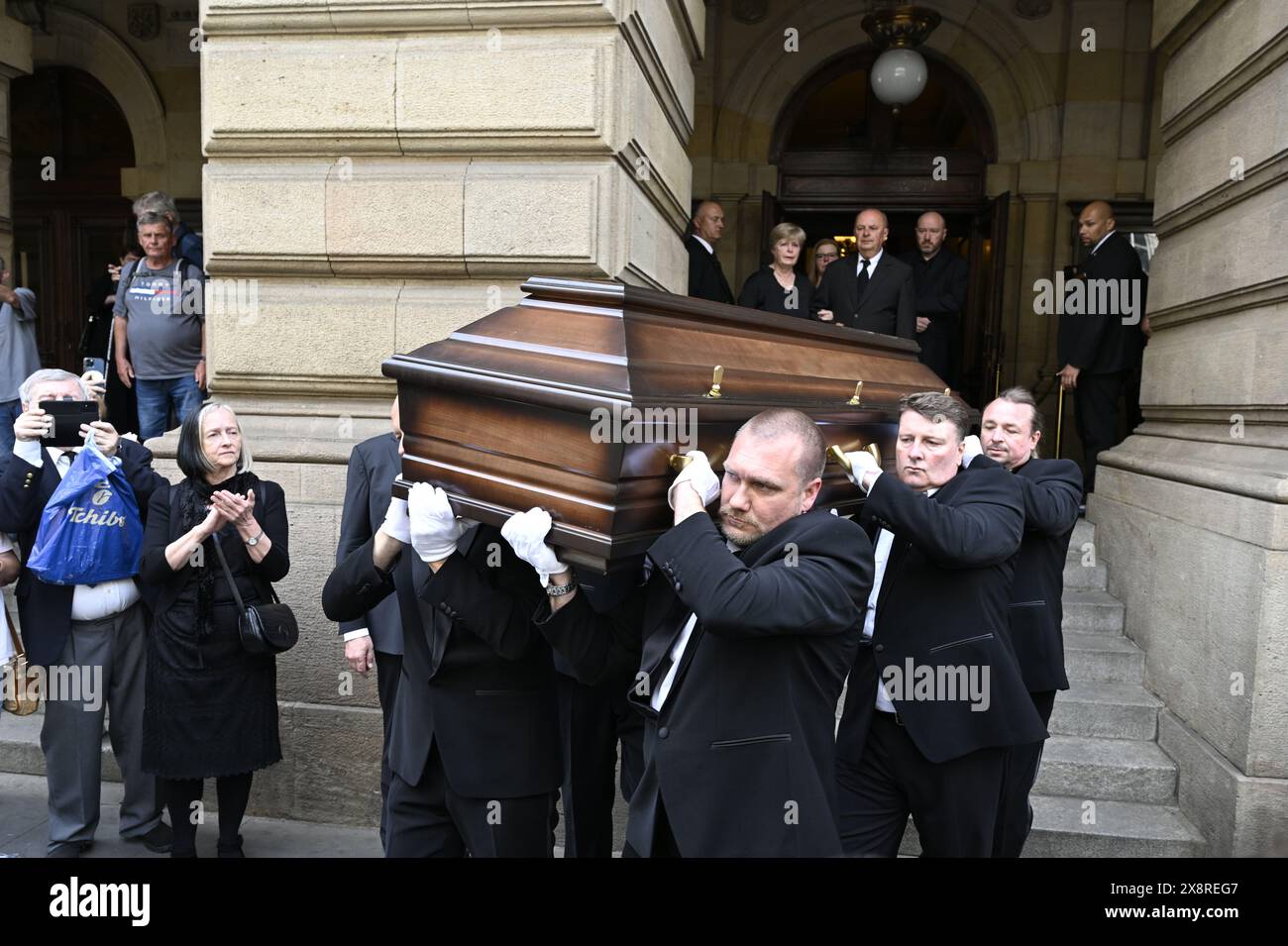 Letzter Abschied von dem bekannten tschechischen Tänzer, Schauspieler und Lehrer Vlastimil Harapes, der am 15. Mai 2024 im Alter von 77 Jahren in Prag starb. Harapes war lange Zeit Solist beim ND Ballet Ensemble und leitete es später als künstlerischer Leiter. 2016 wurde er in die National Theatre Hall of Fame aufgenommen. Während seiner mehr als 20 Jahre als Tänzer spielte er in männlichen Hauptrollen in praktisch allen Produktionen des Repertoires der ND. Er trat als Gast auf ausländischen Bühnen auf, unter anderem in Deutschland, Frankreich, Belgien und den Niederlanden. 2012 erhielt Harapes den Thalia Prize for Stockfoto