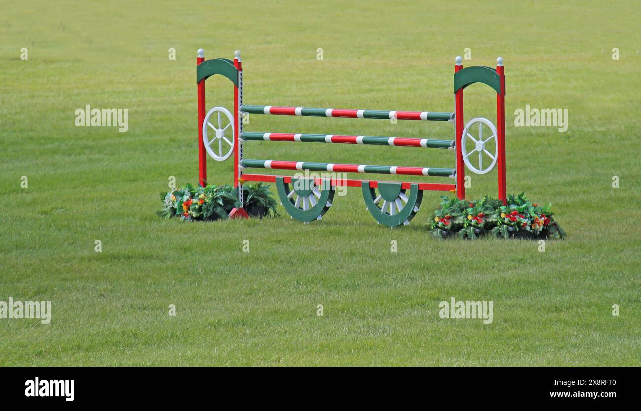 Ein farbenfroher hölzerner Springpferdezaun. Stockfoto