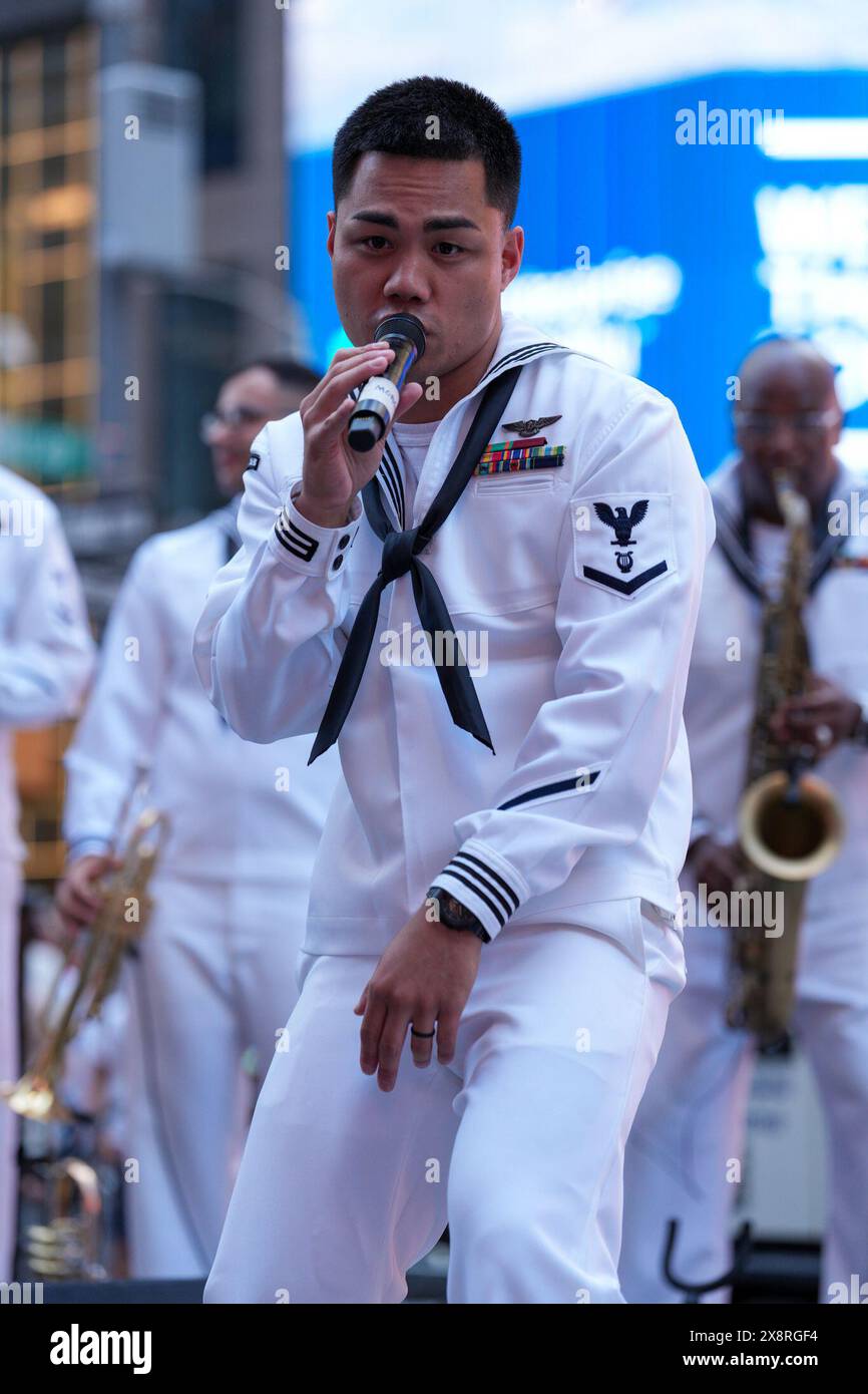 New York, New York, USA. Mai 2024. (NEU) Fleet Week 2024 in New York City, 26. Mai 2024, New York, USA : während der Fleet Week 2024 trat die US Fleet Forces Rock Band der US Navy auch auf der 43-44 St. Plaza am Times Square auf. Foto: Jorge Estrellado/Thenews2 (Foto: Jorge Estrellado/Thenews2/ZUMAPRESS) (Foto: © Justjojo/TheNEWS2 Via ZUMA Press Wire) NUR REDAKTIONELLE VERWENDUNG! Nicht für kommerzielle ZWECKE! Stockfoto