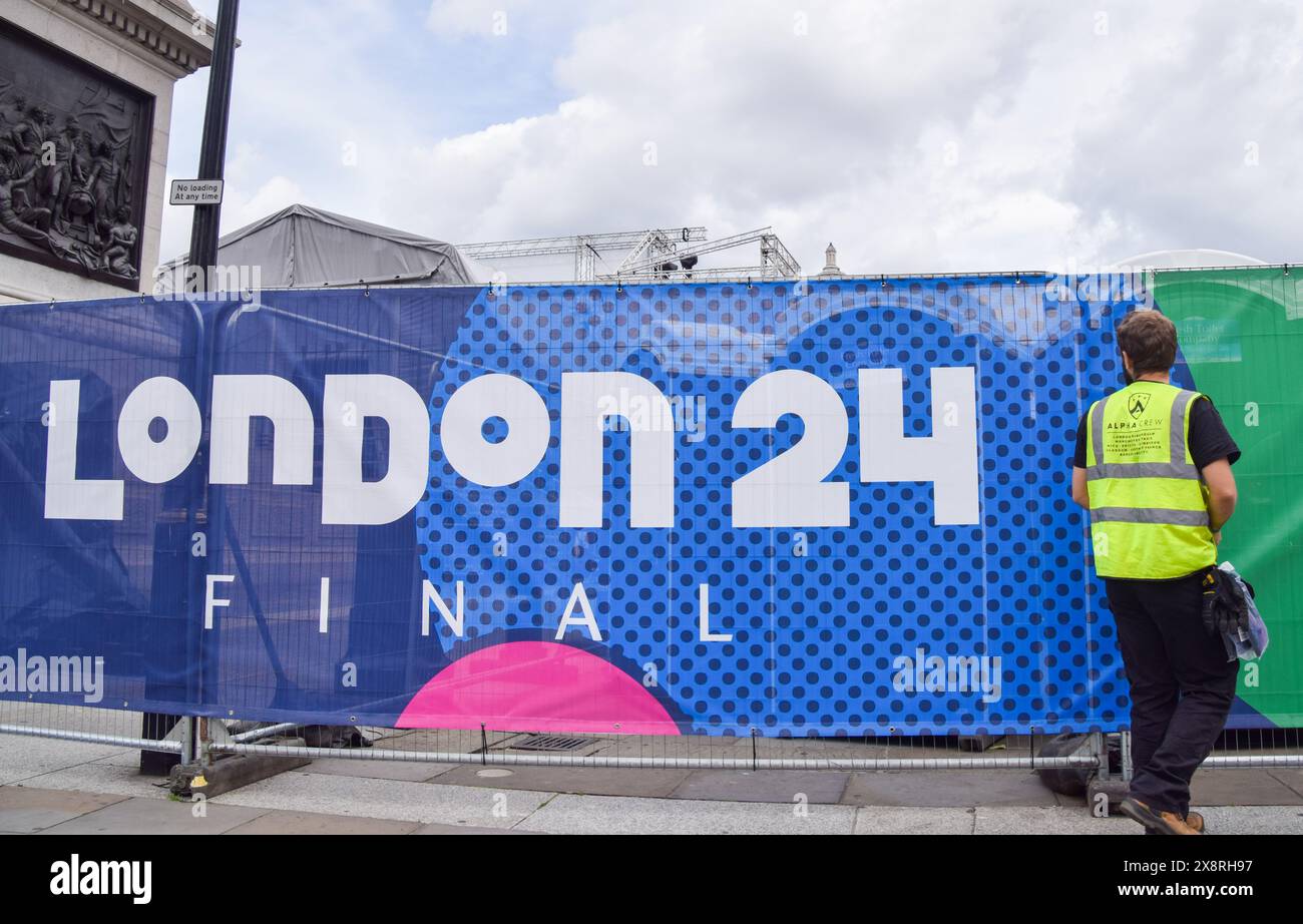 London, Großbritannien. Mai 2024. Ein Mitarbeiter installiert Banner für das Champions Festival auf dem Trafalgar Square vor dem UEFA Champions League-Finale zwischen Real Madrid und Borussia Dortmund, das am Samstag, den 1. Juni im Wembley-Stadion stattfindet. Quelle: Vuk Valcic/Alamy Live News Stockfoto