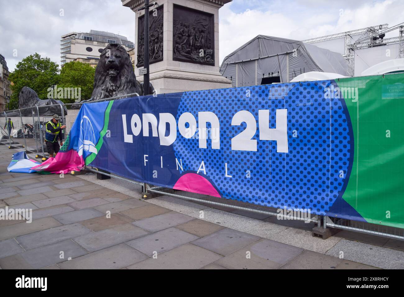 London, Großbritannien. Mai 2024. Ein Mitarbeiter installiert Banner für das Champions Festival auf dem Trafalgar Square vor dem UEFA Champions League-Finale zwischen Real Madrid und Borussia Dortmund, das am Samstag, den 1. Juni im Wembley-Stadion stattfindet. Quelle: Vuk Valcic/Alamy Live News Stockfoto