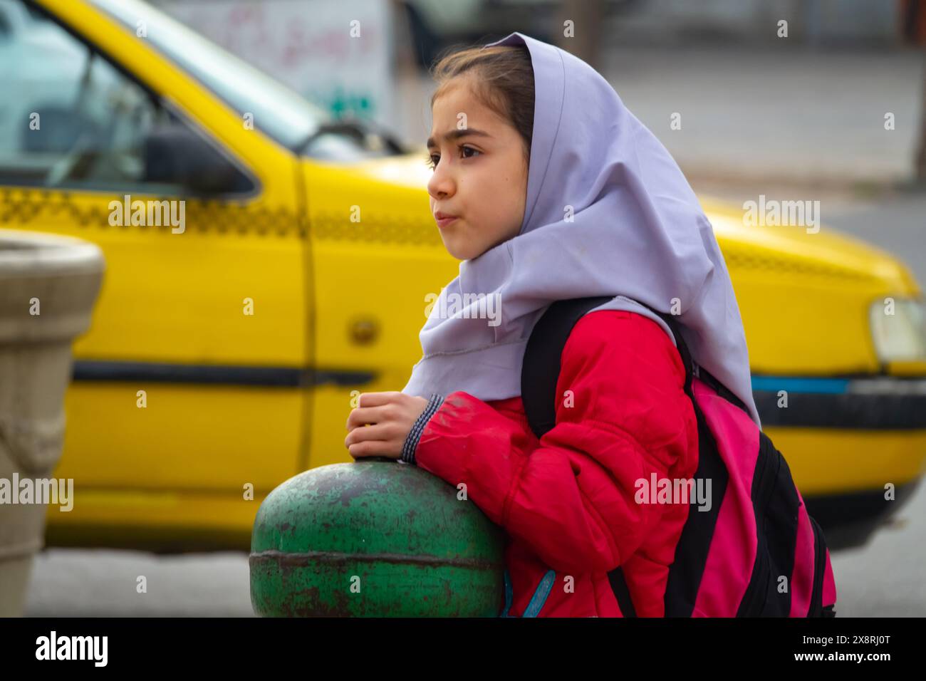 Shiraz, Iran, 31. Dezember 2022: Ein junges iranisches (persisches) Schulmädchen. Das Kopftuch ist in diesem Alter in der Schuluniform enthalten Stockfoto