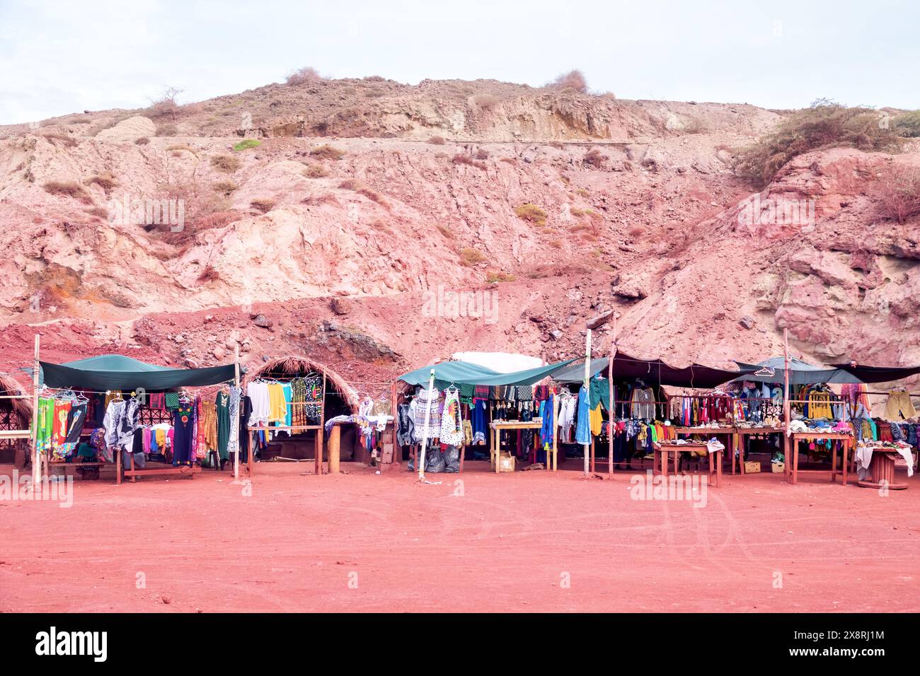 Hormuz, Iran - 4. Januar 2023: i Tourismusbranche. Am roten Strand (Terra Rossa, tropische rote Erde, Rhyolit), der bei Touristen beliebt ist, weiter Stockfoto