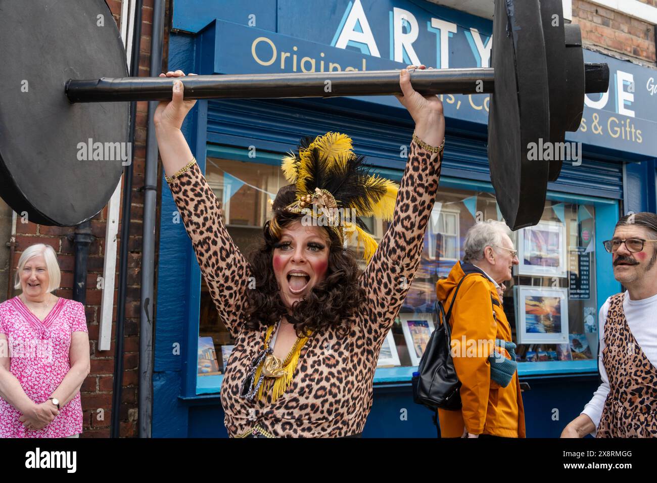 Whitley Bay Carnival 2024 in North Tyneside, Großbritannien. Parade durch die Stadt mit kostümierten Charakteren, darunter eine starke Frau. Stockfoto