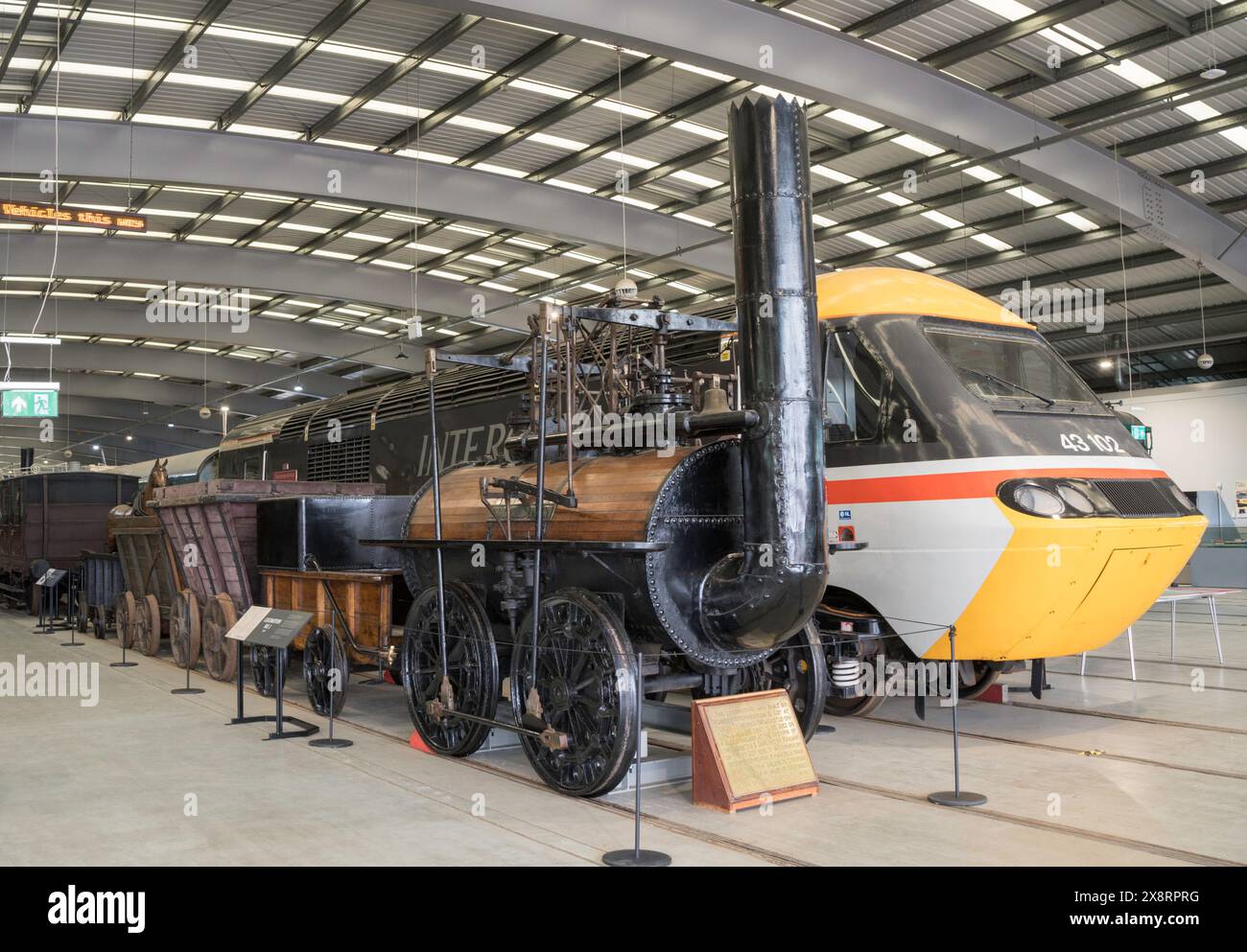 George Stephensons Dampflok Locomotion wurde 1825 für die Stockton and Darlington Railway gebaut und wurde in Locomotion, Shildon, England, Großbritannien gesehen Stockfoto