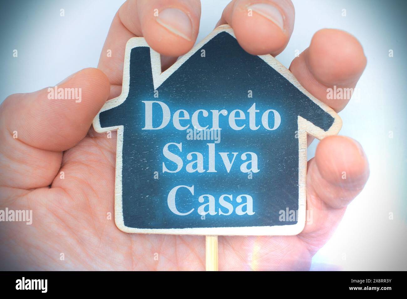 "Decreto Salva Casa" in einem neuen italienischen Gesetz für die Renovierung von Gebäuden - Ende 110 % und die Übertragung von Krediten an Banken Stockfoto