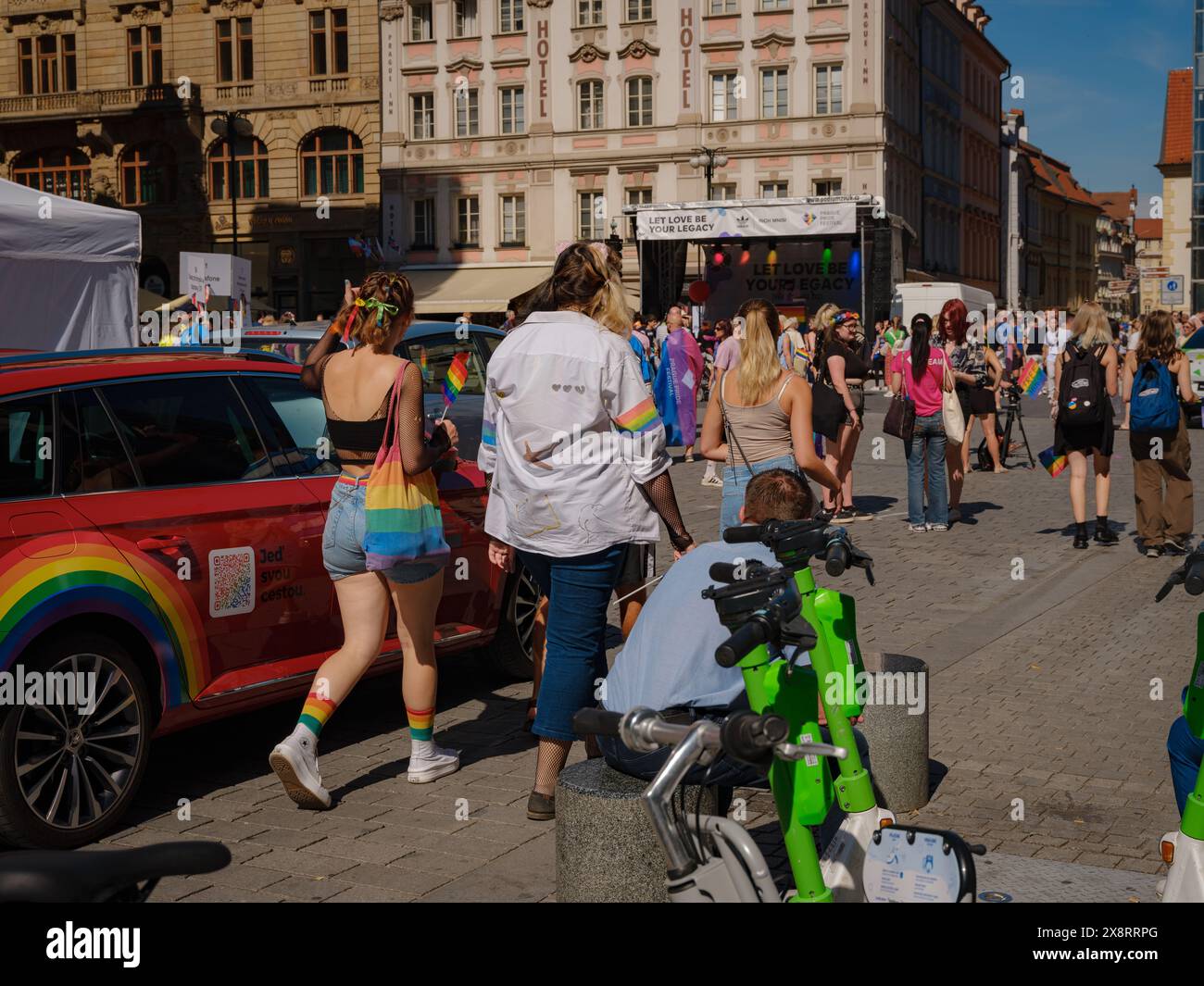 Prag, Tschechische Republik - 12. August 2023: Parade Des Prager Pride Festivals. Helle und fröhliche Parade mit Regenbogen und anderen LGBTQ-Attributen Stockfoto