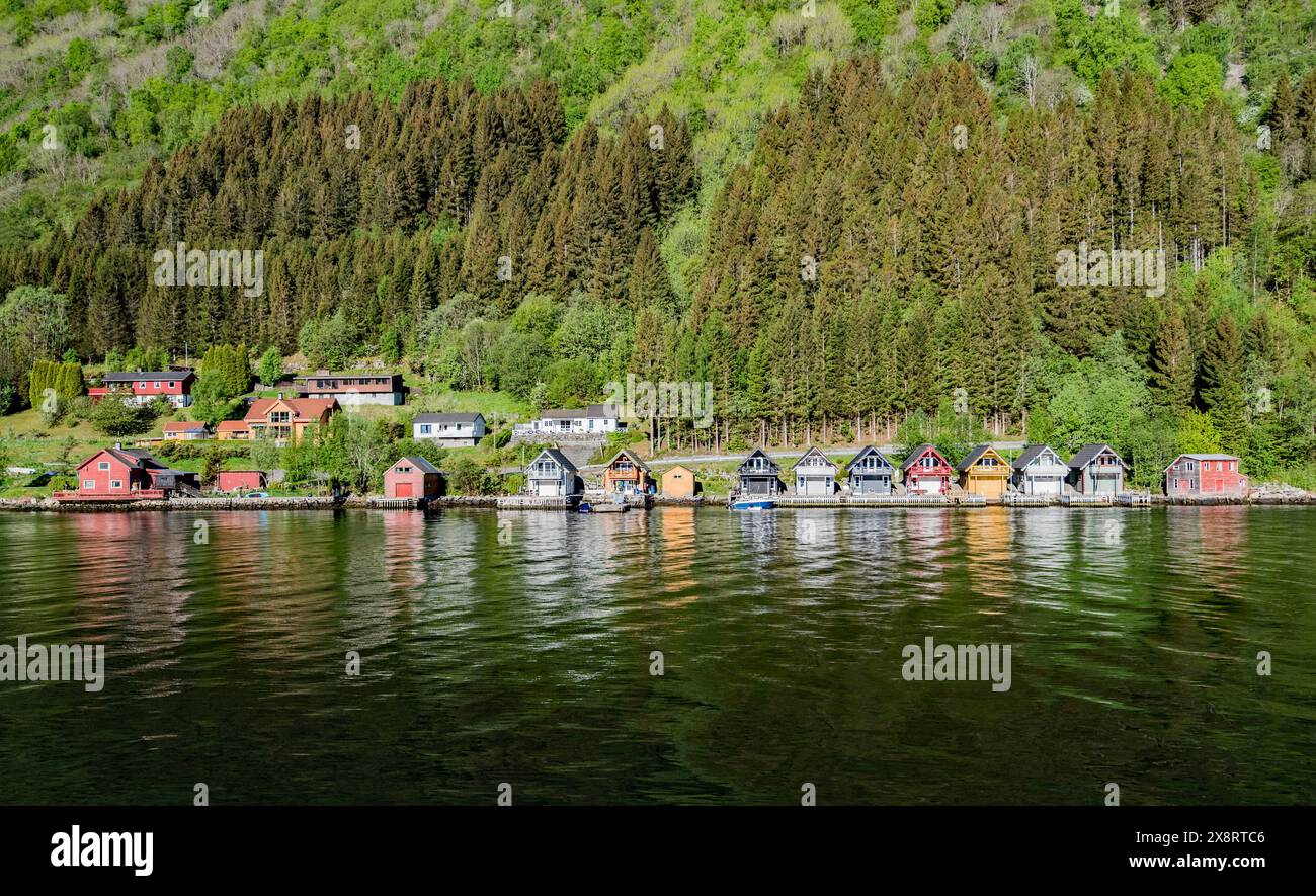 Eine Reihe von farbenfrohen Cottages am Ufer von Sognefjord, Norwegen Stockfoto