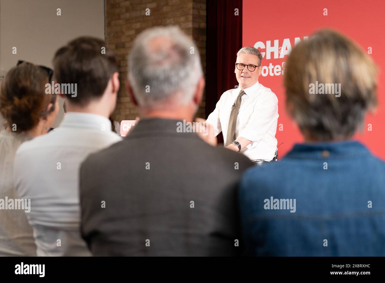 Der Parteichef der Labour Party, Sir Keir Starmer, hält während seines Besuchs in Lancing in West Sussex eine Rede vor Anhängern, Mitgliedern und Einheimischen, während er sich auf dem Wahlkampfpfad der allgemeinen Wahlen befindet. Bilddatum: Montag, 27. Mai 2024. Stockfoto
