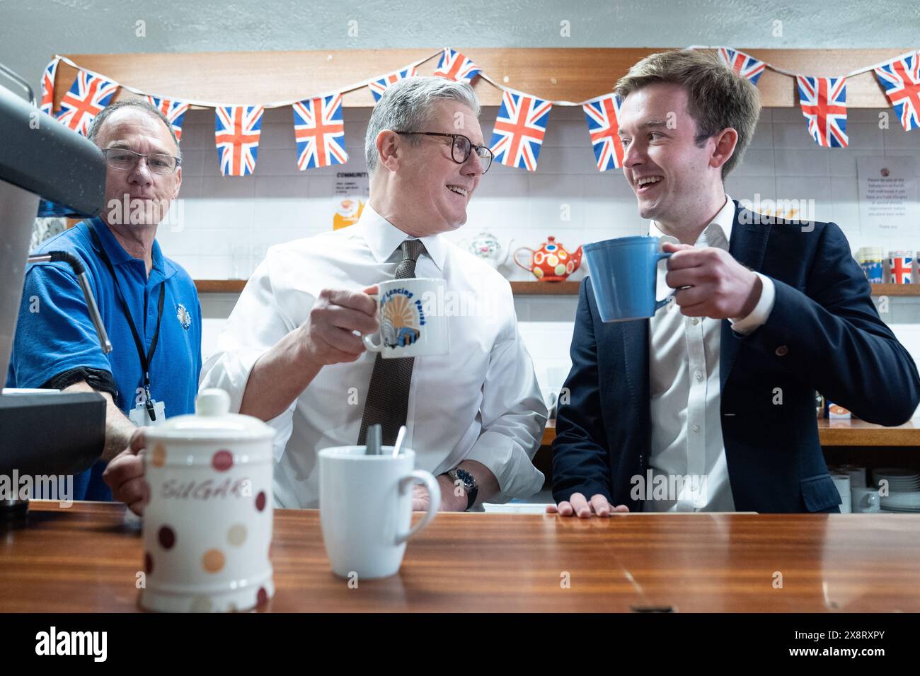 Der Vorsitzende der Labour Party, Sir Keir Starmer (links), trifft auf Tom Rutland, den Labour-Kandidaten für East Worthing und Shoreham, nachdem er während des Wahlkampfs in Lancing, West Sussex, eine Rede vor Unterstützern gehalten hatte. Bilddatum: Montag, 27. Mai 2024. Stockfoto