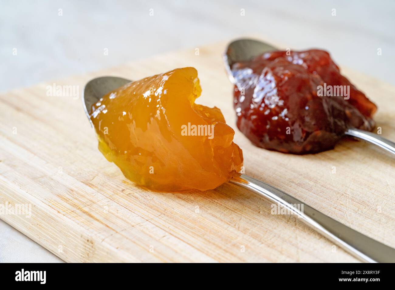 Streichfähige Frucht mit Mango, Himbeere, Granatapfel und Ananas auf Löffel. Bereit zum Essen. Stockfoto