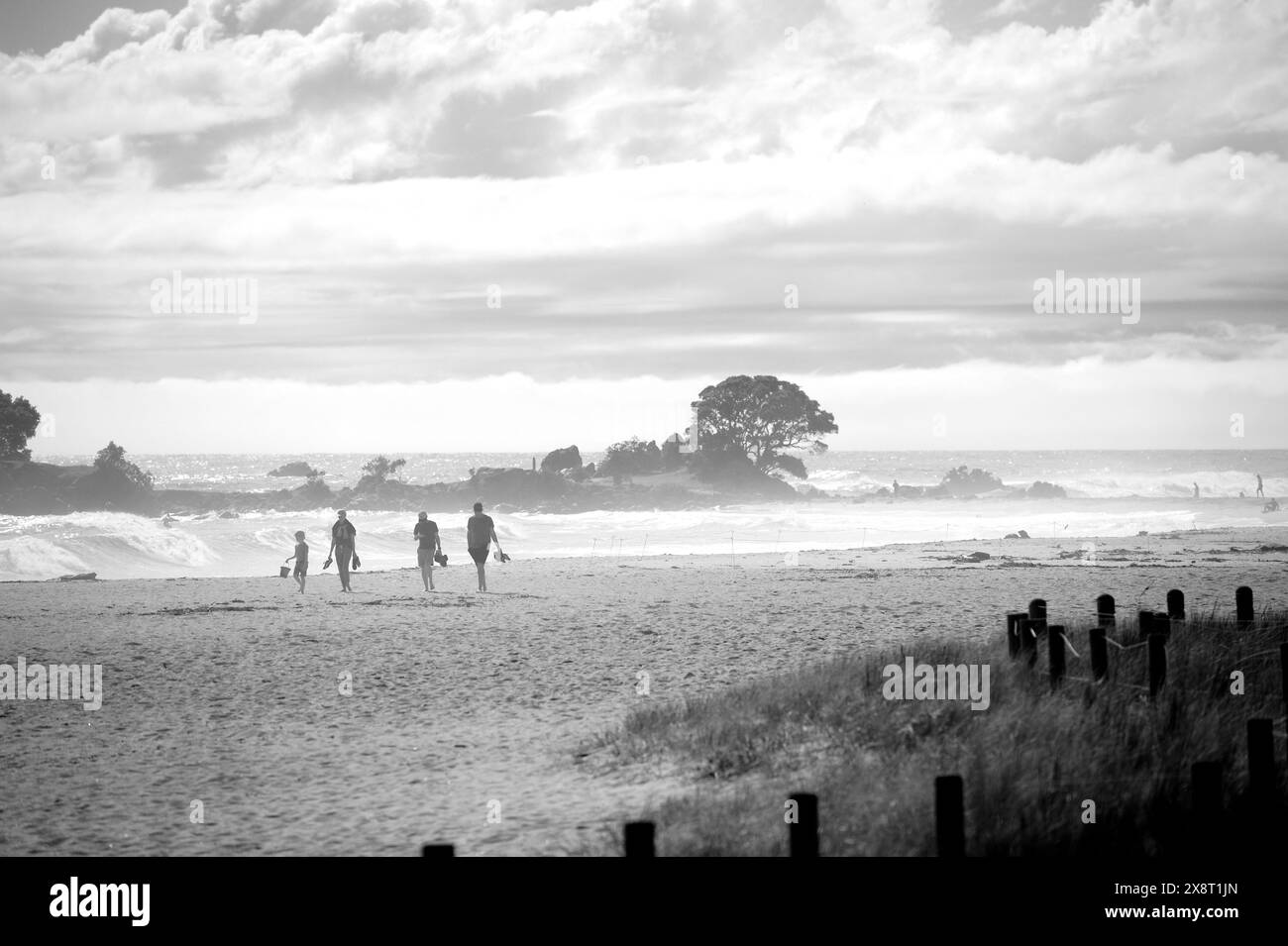 Marine Parade, Tauranga, Neuseeland - 11. November 2022: Familienspaziergang am Strand Stockfoto