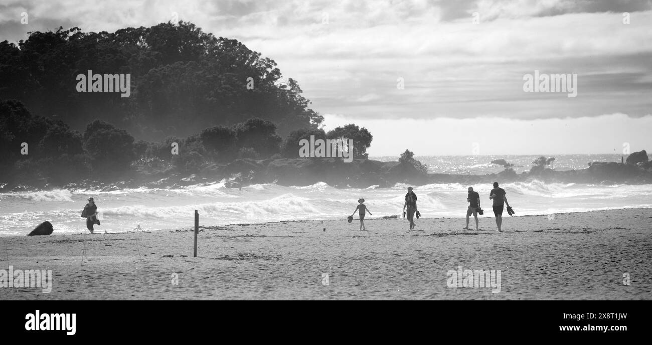 Marine Parade, Tauranga, Neuseeland - 11. November 2022: Familienspaziergang am Strand Stockfoto