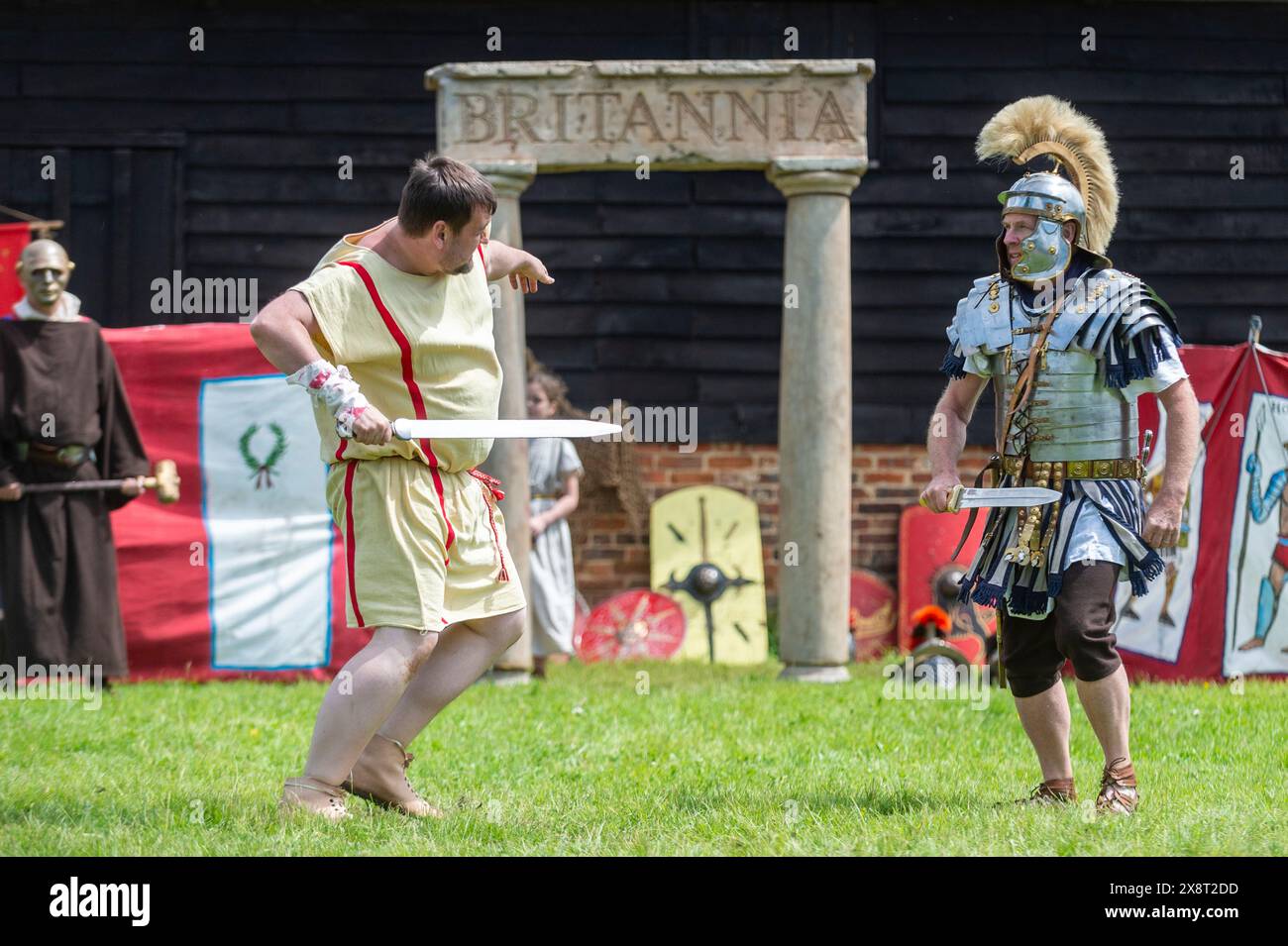Chalfont, Großbritannien. 27. Mai 2024. Ein Sklave und römischer Soldat (Prätorianergarde) tritt auf, als Gladiatoren an den Gladiatorenspielen im Chiltern Open Air Museum teilnehmen. Erweckt von Britannia, einer der größten (und ältesten) Reenactment-Gruppen in den USA, zum Leben K, die Reenactor zeigen das Leben im römischen Großbritannien im 1. Jahrhundert n. Chr. Das Chiltern Open Air Museum erzählt die Geschichte des Chilterns Area durch die Erhaltung historischer Gebäude, Landschaften und Kultur. Quelle: Stephen Chung / Alamy Live News Stockfoto