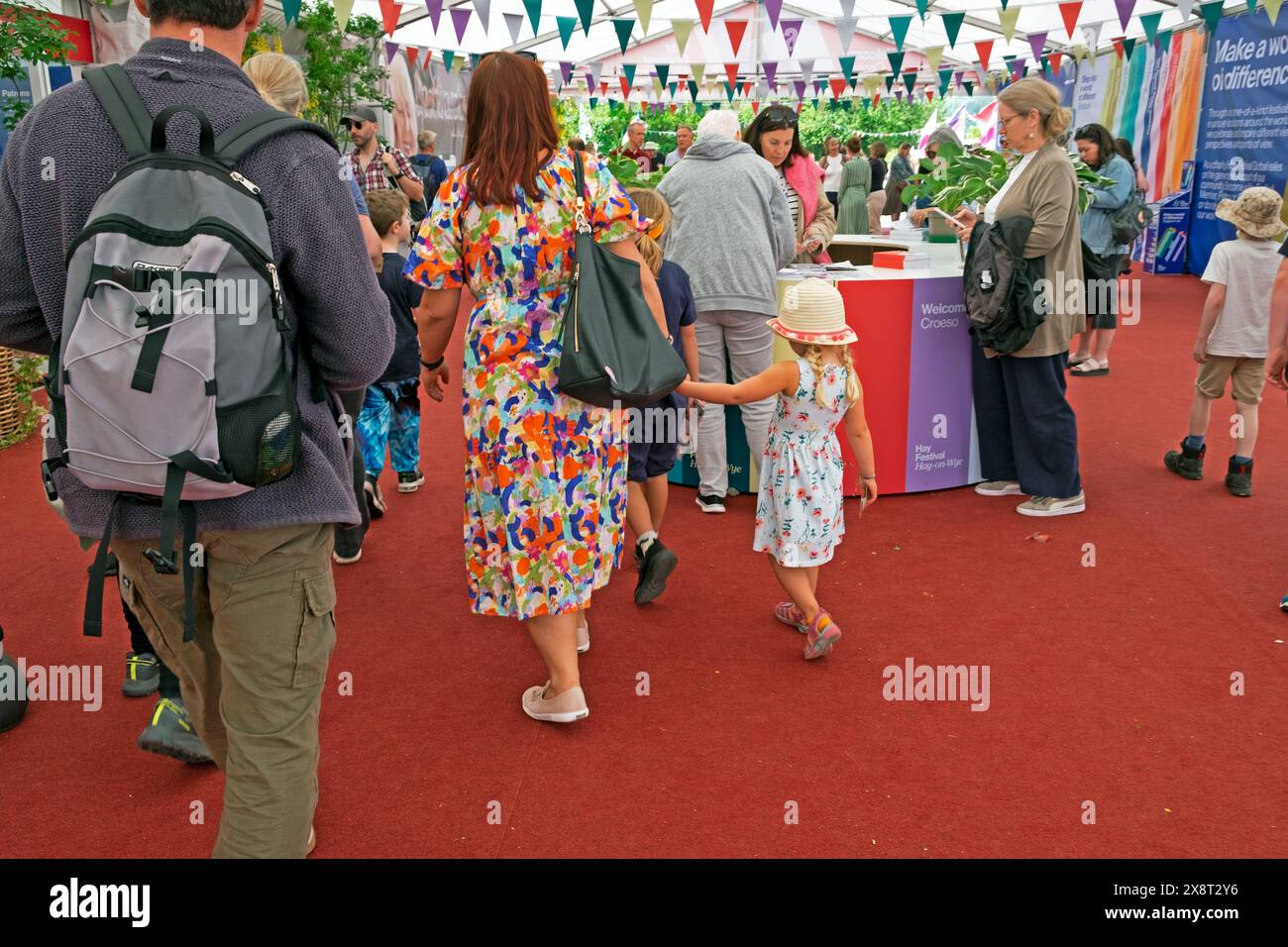 Rückansicht der Besucher Familien treffen sich am Eingang in Marquis beim Hay Festival in Hay-on-Wye Wales Großbritannien KATHY DEWITT Stockfoto