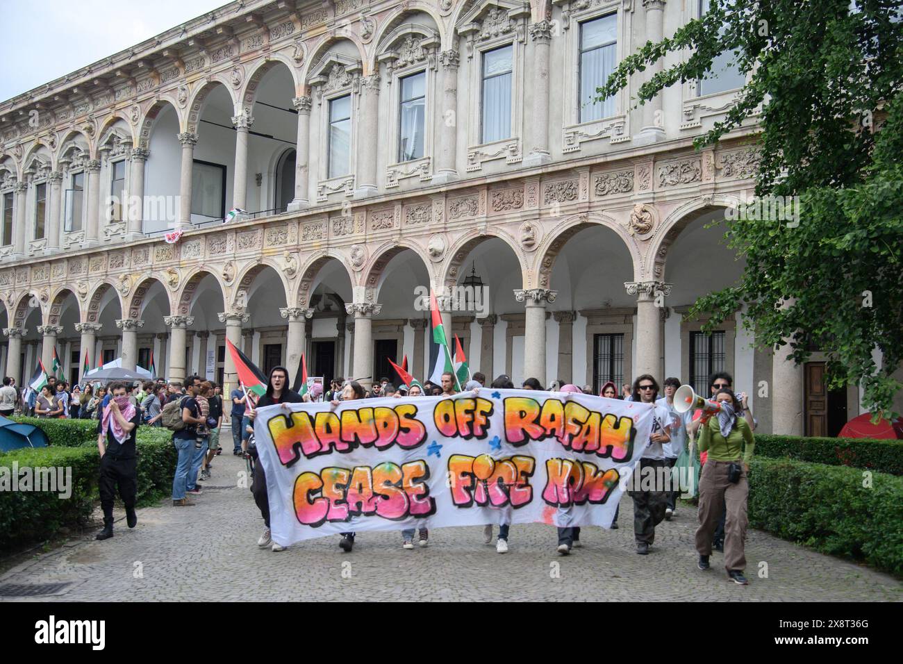 Mailand, Italien. Mai 2024. Presidio degli studenti pro Palestina in occasione della seduta del Senato accademico dell'Universit&#xe0; Statale - Luned&#xec; 26 Maggio 2024 (Foto Claudio Furlan/Lapresse) pro-Palestine Studenti auf der Sitzung des Akademischen Senats der Staatlichen Universität - Montag, 26. Mai 2024 (Foto Claudio Furlan/Lapresse) Credit: LaPresse/Alamy Live News Stockfoto