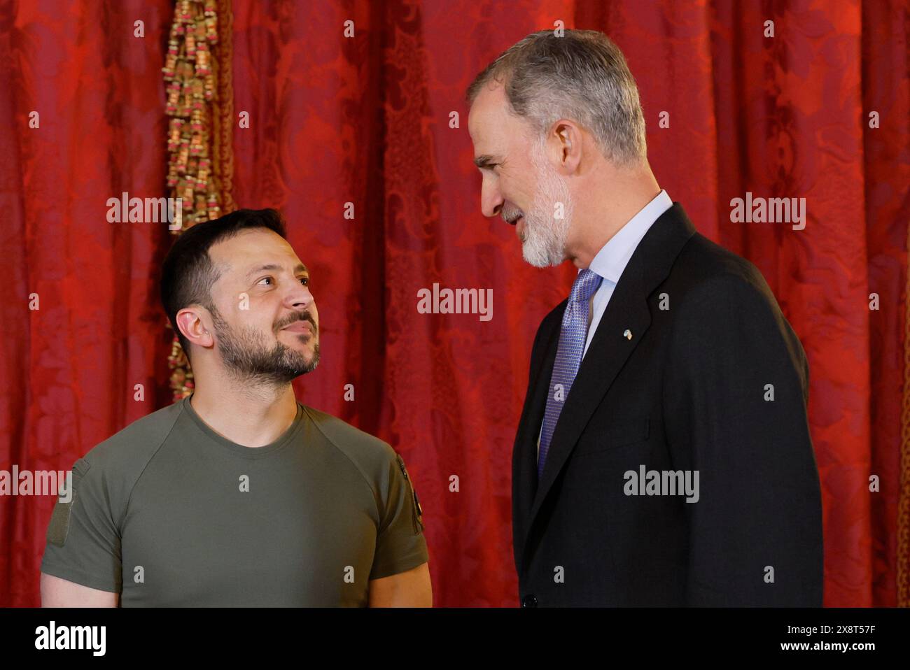 Mai 2024, Madrid, Comunidad de Madrid, Espa''A: MADRID, 27.05.2024.- El rey Felipe VI. Conversa con el presidente de Ucrania, Volod'mir Zelenski?, a su llegada al almuerzo que los reyes le han ofrecido en el Palacio Real, este lunes en Madrid. EFE/Ballesteros POOL. (Kreditbild: © Jack Abuin/ZUMA Press Wire) NUR REDAKTIONELLE VERWENDUNG! Nicht für kommerzielle ZWECKE! Stockfoto