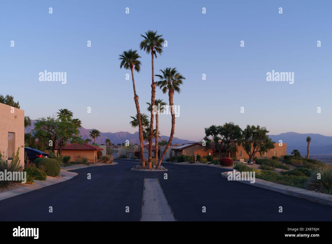 Eingezäunte Nachbarschaft in Borrego Springs, Kalifornien, 2024. Stockfoto