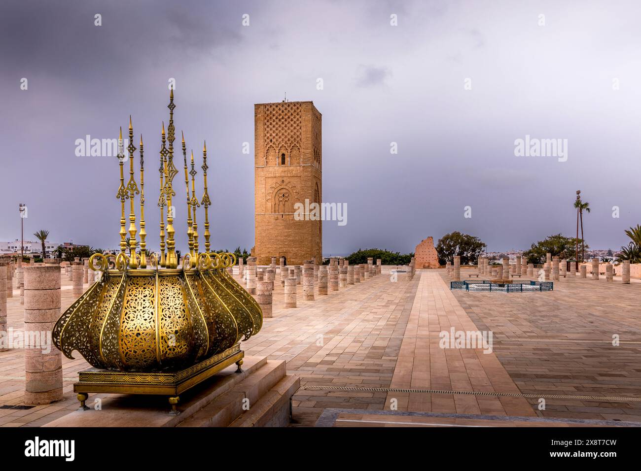 Rabat, Marokko - 23. März 2024: Hassan-Turm im Mausoleum von Mohammed V., erbaut zu Ehren des verstorbenen Königs Mohammed V. Stockfoto