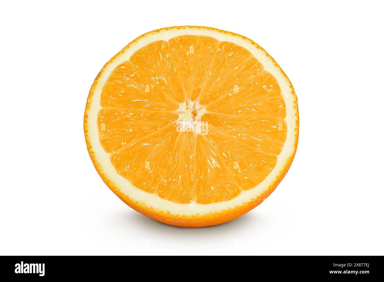 Orange Frucht halb isoliert auf weißem Hintergrund mit voller Schärfentiefe Stockfoto