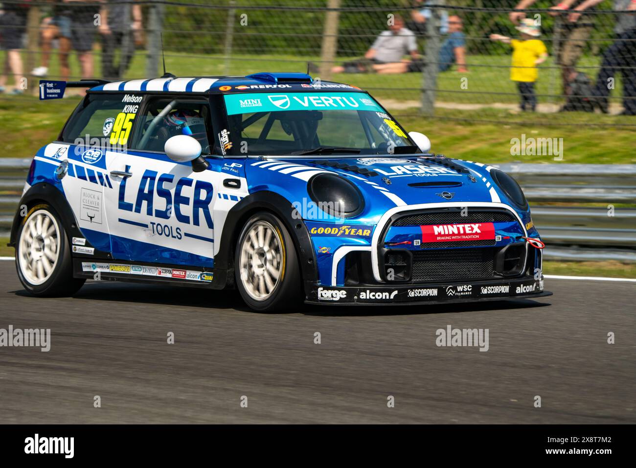 Sevenoaks, Kent - 11. Mai 2024: Vertu Motors Mini Challenge Brands Hatch Indy Stockfoto