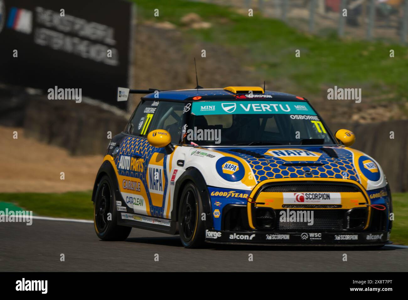 Sevenoaks, Kent - 11. Mai 2024: Vertu Motors Mini Challenge Brands Hatch Indy Stockfoto