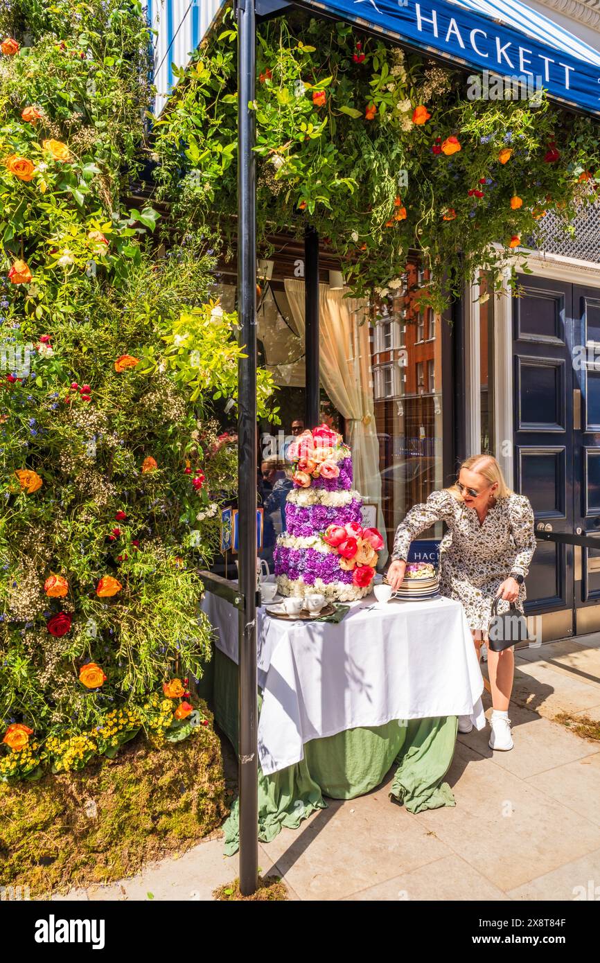 LONDON, Großbritannien - 25. MAI 2024: Spektakuläre Blumenausstellungen für die jährliche Blumenausstellung Chelsea in Bloom verwandeln die Straßen von Chelsea Stockfoto