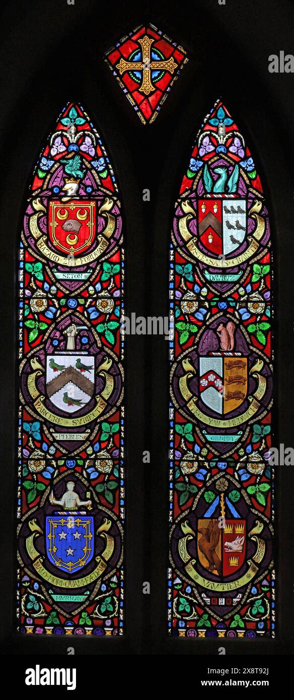 Buntglasfenster von Alexander Gibbs mit Wappen der Spender der Kirche in Old Kea, Cornwall Stockfoto