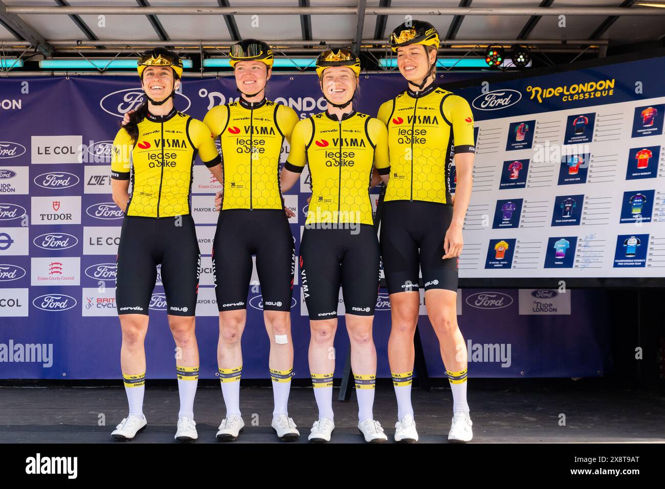 2024 RideLondon Classique Women's WorldTour Radrennen Stage Two in Maldon, Essex, Großbritannien. Radfahrer des Teams Visma Lease A Bike Stockfoto